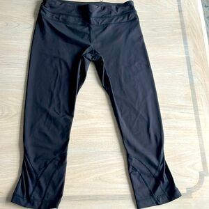 LULULEMON CAPRI Leggings, Sz 8, Black, Back Zip Pocket & (2)Inside Pockets, EUC!